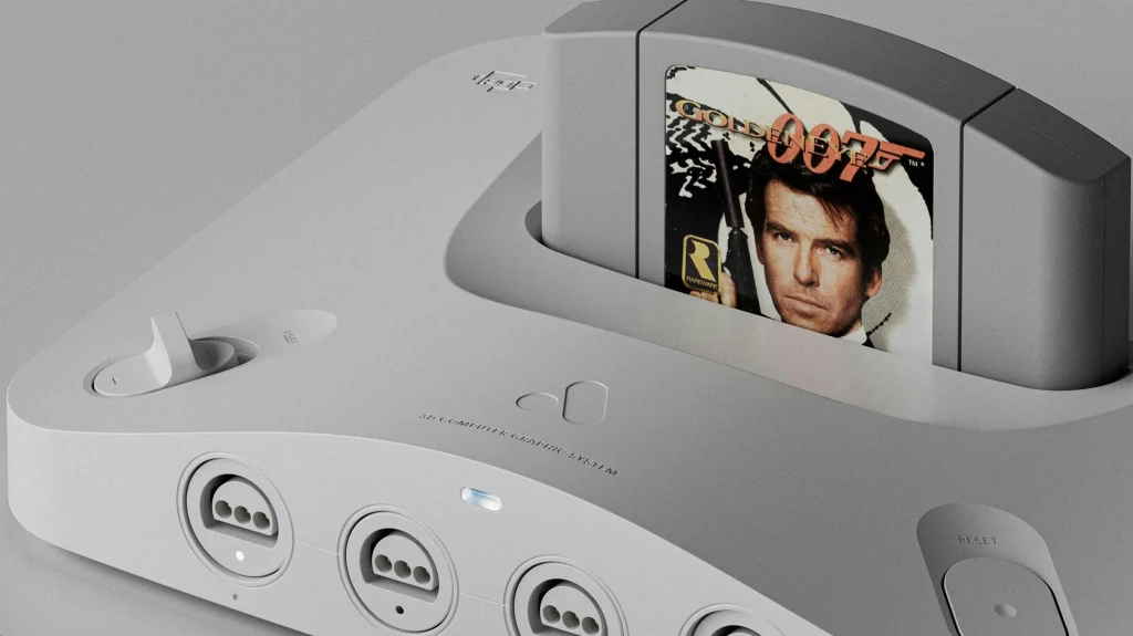 Konsola do gier Nintendo 64 z włożoną kartridżem gry GoldenEye 007, widoczny przedni panel z portami na kontrolery i detalami konsoli.