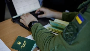 Ukraiński żołnierz dokonujący poboru do wojska (zdjęcie ilustracyjne)