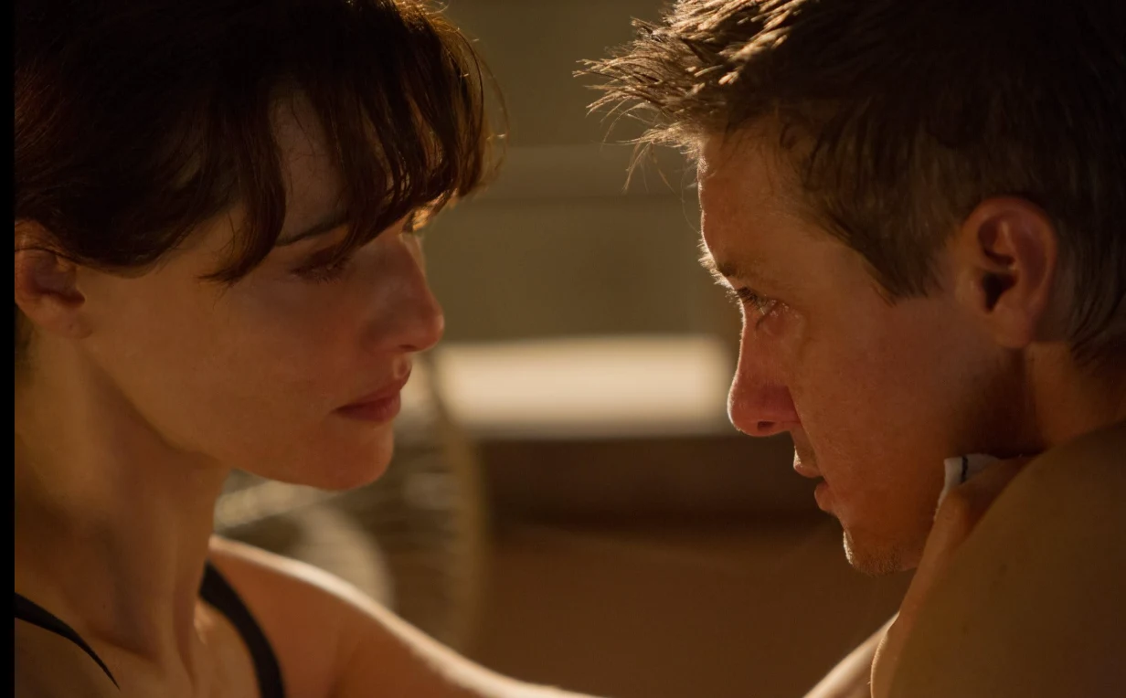 Rachel Weisz i Jeremy Renner w filmie "Dziedzictwo Bourne'a"