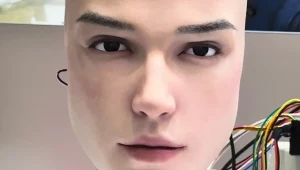 Ten robot z Chin wygląda jak człowiek i to naprawdę przeraża. Jest nagranie