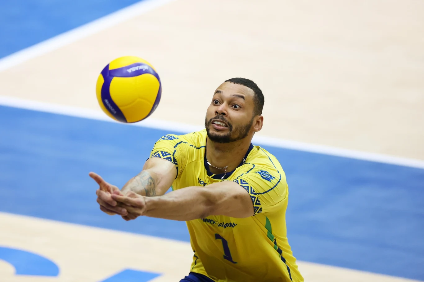Alan Souza został nowym zawodnikiem PGE GiEK Skry Bełchatów Zawodnik w żółtej koszulce z numerem 1 odbijający piłkę do siatkówki podczas meczu na hali sportowej