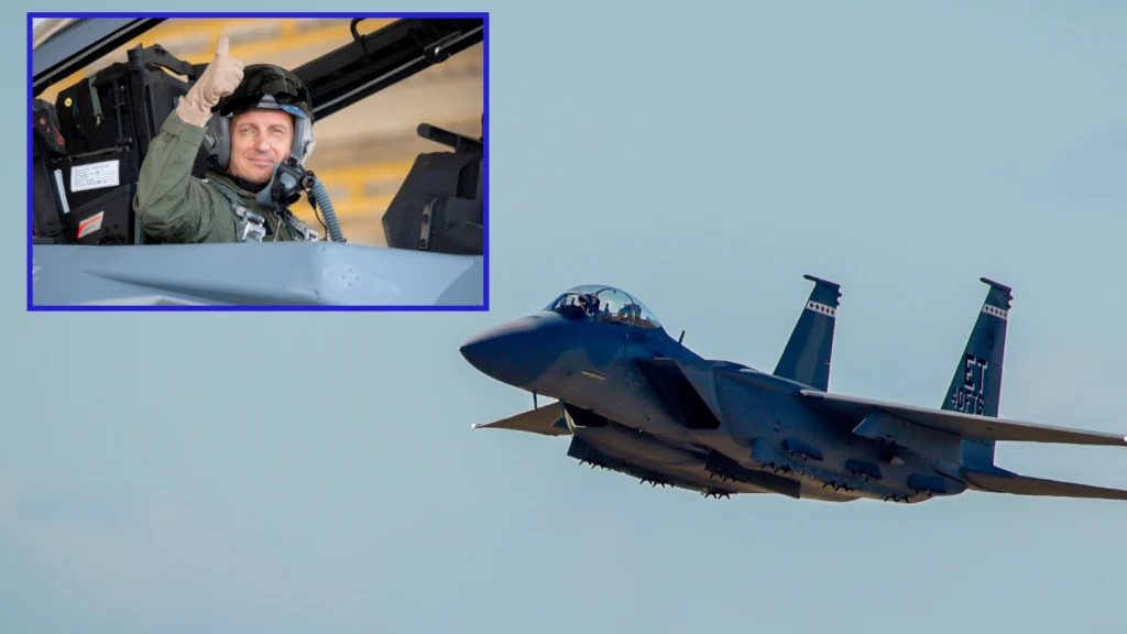 Inspektor Sił Powietrznych, generał Ireneusz Nowak, w kokpicie myśliwca F-15EX, który może być nową bronią naszego lotnictwa Myśliwiec wojskowy F-15 w locie na tle nieba, zbliżenie na pilota w kokpicie samolotu pokazującego gest kciuka w górę w oddzielnym okienku.