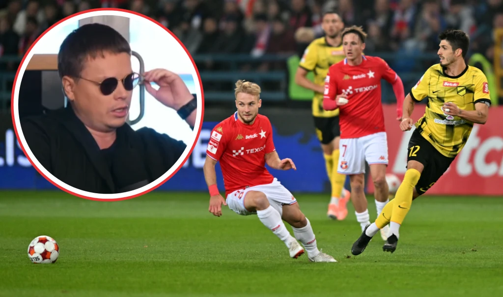 Jarosław Królewski Piłkarze w trakcie meczu, zawodnik drużyny w żółtym stroju biegnie z piłką, wokół niego kilku zawodników przeciwników w czerwonych koszulkach, w lewym górnym rogu widoczne zbliżenie mężczyzny w ciemnych okularach, patrzącego na scenę.