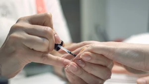 Na ten kolor maluj paznokcie po 50-tce. Optycznie wyszczupla i odmładza dłonie