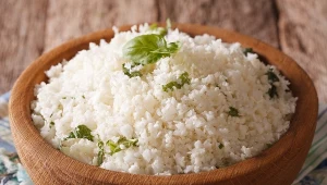 Delikatny smak i lekka struktura ryżu z kalafiora sprawiają, że świetnie komponuje się zarówno z warzywami, jak i mięsem