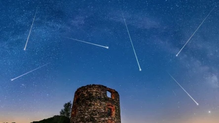 Rój orionidów 2025 będzie miał swój szczyt lada moment. Najlepiej obserwować go w miejscach oddalonych od miasta, aby uniknąć dodatkowego zanieczyszczenia światłem