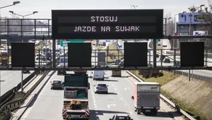 Jazda na suwak to przepis, z którym kierowcy mają problem. Zasada jest jedna