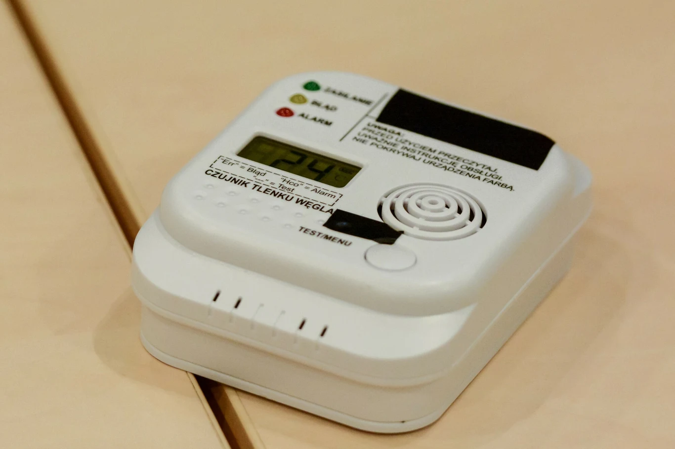 Od nowego roku wchodzą w życie nowe zasady dotyczące czujników dymu i czadu Biały elektroniczny czujnik tlenku węgla z wyświetlaczem cyfrowym pokazującym poziom 249, przyciskami oraz diodami sygnalizującymi stan urządzenia, umieszczony na jasnej powierzchni.