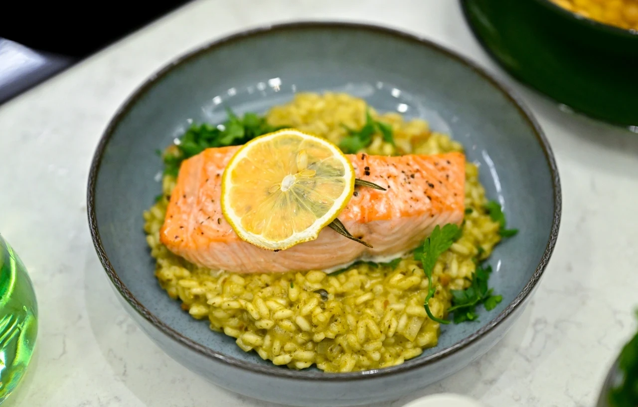 Zielone risotto z pieczonym łososiem - sprytny sposób na warzywa dla dzieci