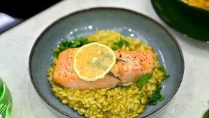 Zielone risotto z pesto i pieczonym łososiem - sprytny sposób na warzywa dla najmłodszych