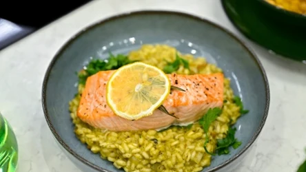 Zielone risotto z pesto i pieczonym łososiem - sprytny sposób na warzywa dla najmłodszych