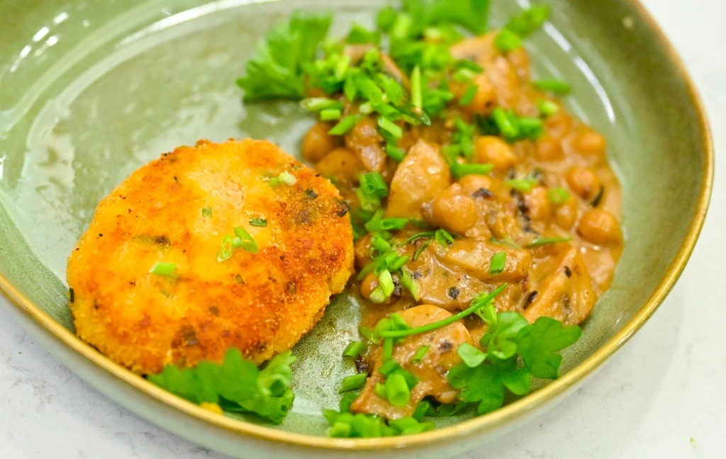 Złociste placuszki z batatów z kremowym sosem, czyli comfort food w jesiennym wydaniu