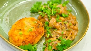 Złociste placuszki z batatów z kremowym sosem, czyli comfort food w jesiennym wydaniu