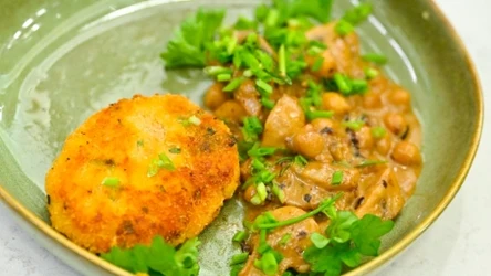 Złociste placuszki z batatów z kremowym sosem, czyli comfort food w jesiennym wydaniu