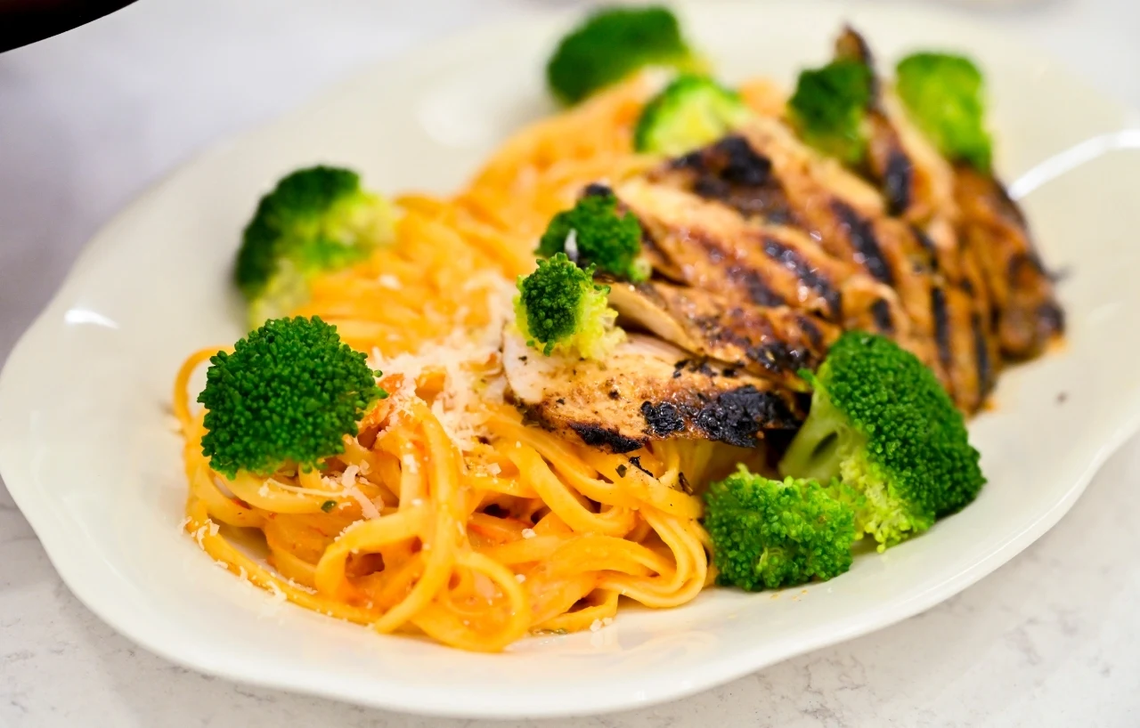 Brudzące białe bluzki spaghetti - krem z pieczonych pomidorów, ricotty i bazylii z grillowanym kurczakiem i brokułami