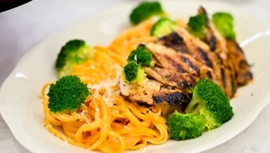 Brudzące białe bluzki spaghetti - krem z pieczonych pomidorów, ricotty i bazylii z grillowanym kurczakiem i brokułami