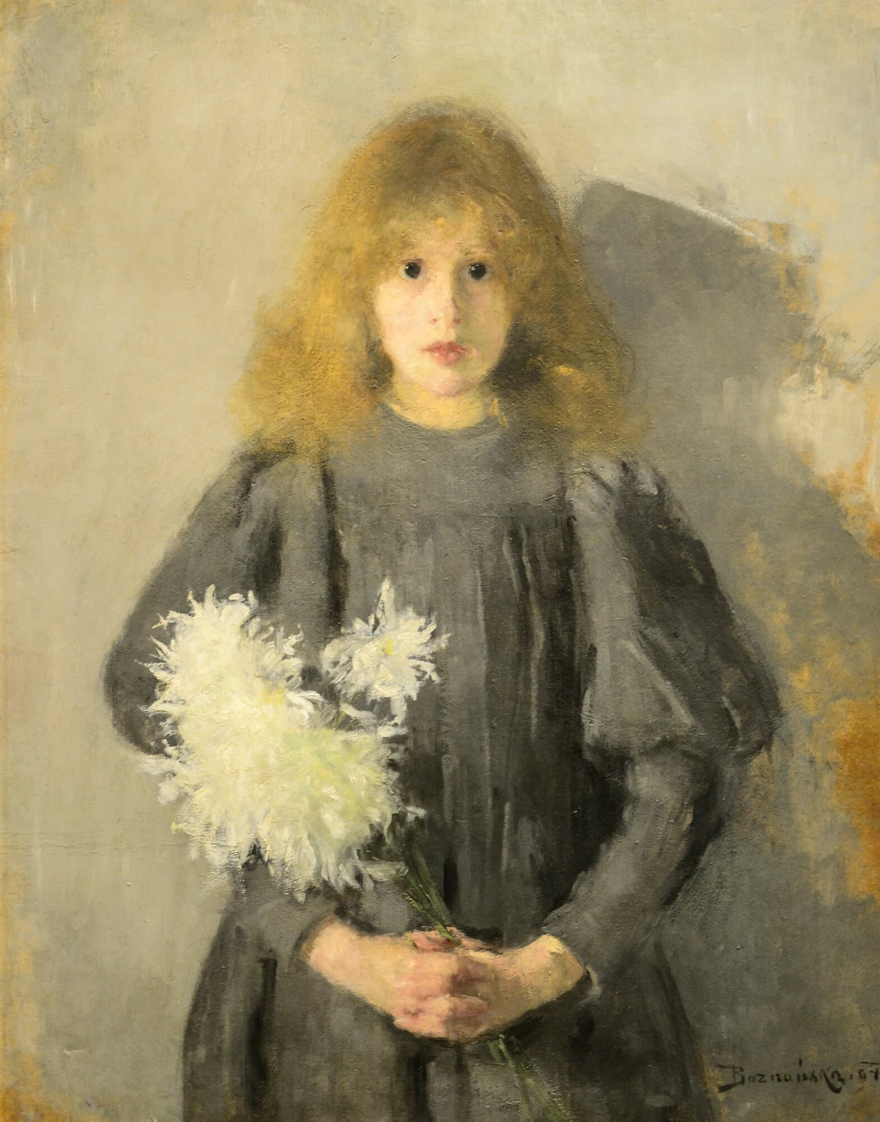 'Dziewczynka z chryzantemami" - jedno z najsłynniejszych dzieł Olgi Boznańskiej Dziewczynka o jasnych, rozpuszczonych włosach ubrana w szarą sukienkę trzyma w dłoniach biały bukiet kwiatów, tło neutralne, delikatnie rozmyte, brak dodatkowych szczegółów.