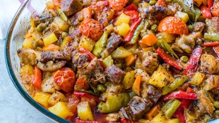 Zapiekanka kebab to połączenie soczystego mięsa i kompozycji warzyw