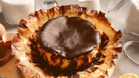 Sernik zrobiony z dobrego sera dobrze wyrasta i jest puszysty. 