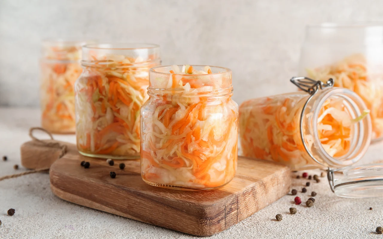 "Jarzynka" jak za dawnych lat. Sałatka z warzyw korzeniowych bez pasteryzowania