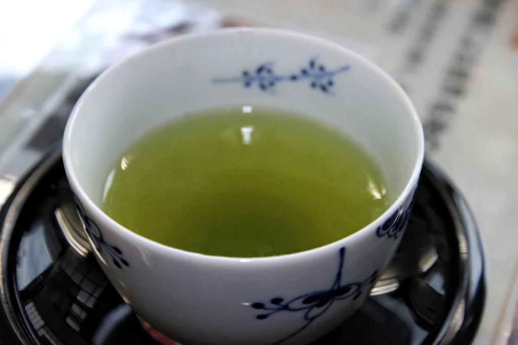 Czy picie zielonej herbaty zaburza sen? Upewnij się, zanim sięgniesz po filiżankę