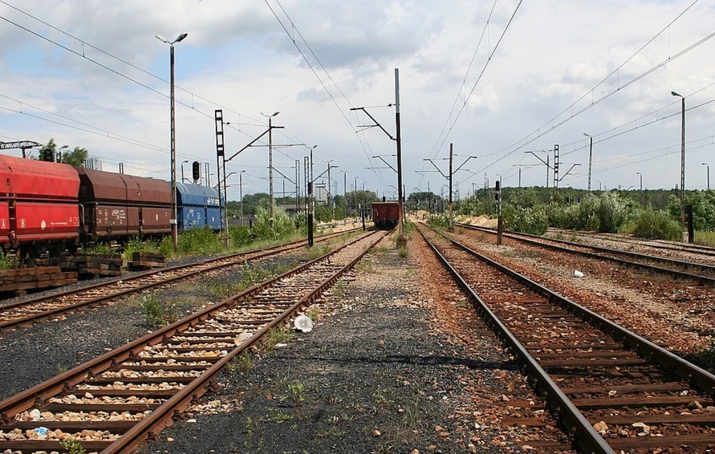 Linia kolejowa nr 141 łącząca Katowice i Gliwice. Ktoś celowo odłączył wagon na środku torów (zdj. ilustracyjne)