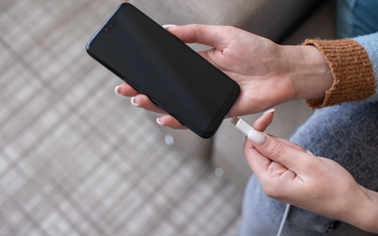 Ładujesz telefon w nocy? Zdziwisz się, ale w ten sposób niszczysz baterię Telefon podłączony do ładowarki przed nocnym ładowaniem. Czy to może zniszczyć baterię?