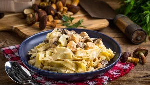 Sos grzybowy możesz podawać z makaronem, ryżem, kaszą czy plackami ziemniaczanymi 