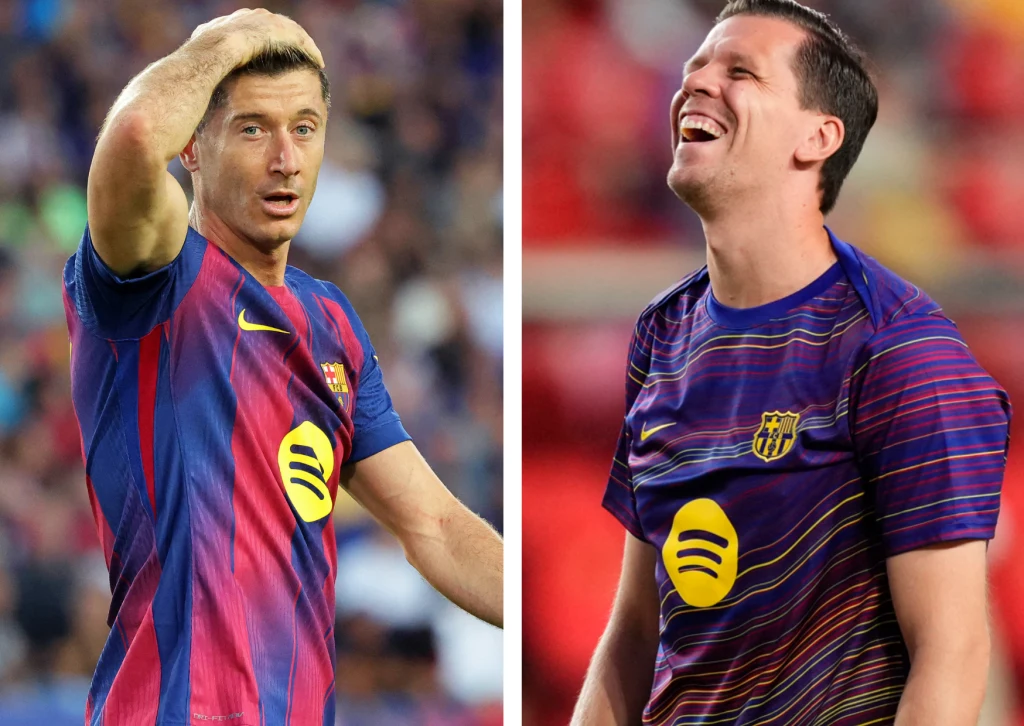 Robert Lewandowski i Wojciech Szczęsny Dwóch piłkarzy w koszulkach FC Barcelony z logo Spotify, jeden z poważnym wyrazem twarzy dotyka głowy, drugi uśmiechnięty patrzy w bok, obaj na tle boiska.