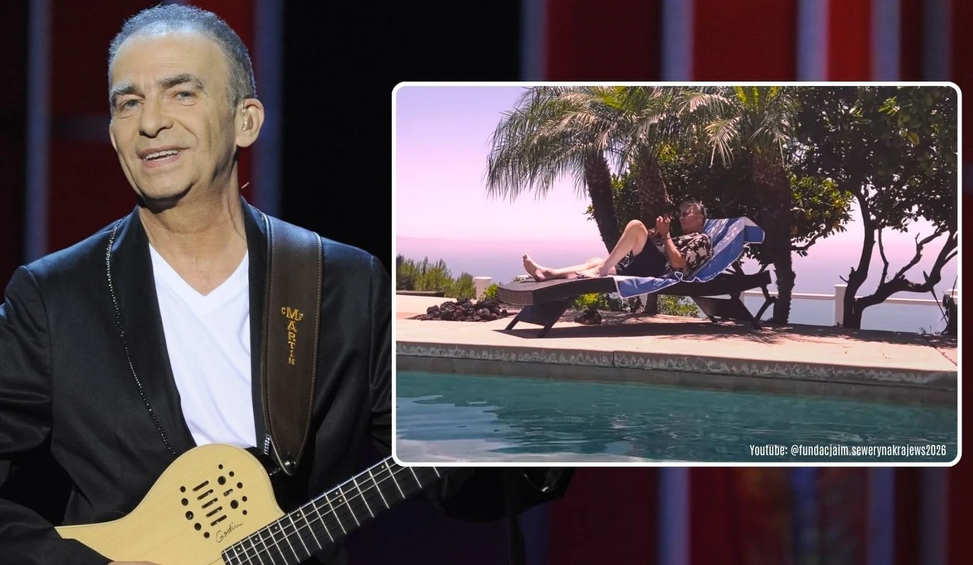 Mężczyzna trzymający gitarę stoi na scenie w eleganckim stroju, w tle znajduje się powiększone zdjęcie mężczyzny leżącego na leżaku przy basenie otoczonym egzotyczną roślinnością.