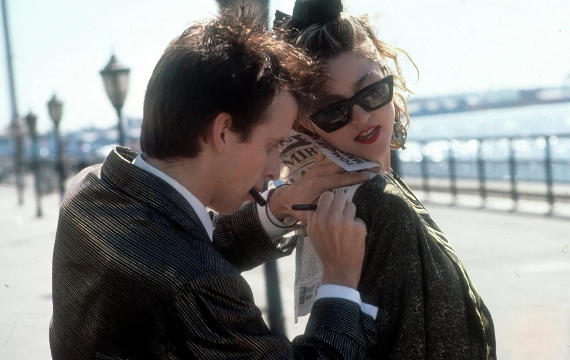 Kadr z filmu "Rozpaczliwie poszukując Susan" Kadr z filmu "Rozpaczliwie poszukując Susan"