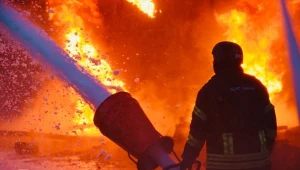 Ukraińcy nocą uderzyli w rosyjską rafinerię. Druga strona nie pozostała dłużna i ostrzelała zakłady energetyczne w Czernihowie. Zdjęcie z akcji gaśniczej