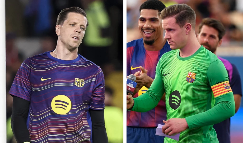 Dwóch piłkarzy w strojach klubowych FC Barcelony, po lewej zawodnik w fioletowo-granatowej koszulce z logotypem sponsora, po prawej bramkarz w zielonym stroju z opaską kapitana i mikrofonem, w tle inni piłkarze.