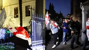 Wielki protest w Gruzji, szturm na pałac prezydencki. Policja użyła gazu
