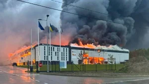 Płonący budynek przemysłowy we Lwowie