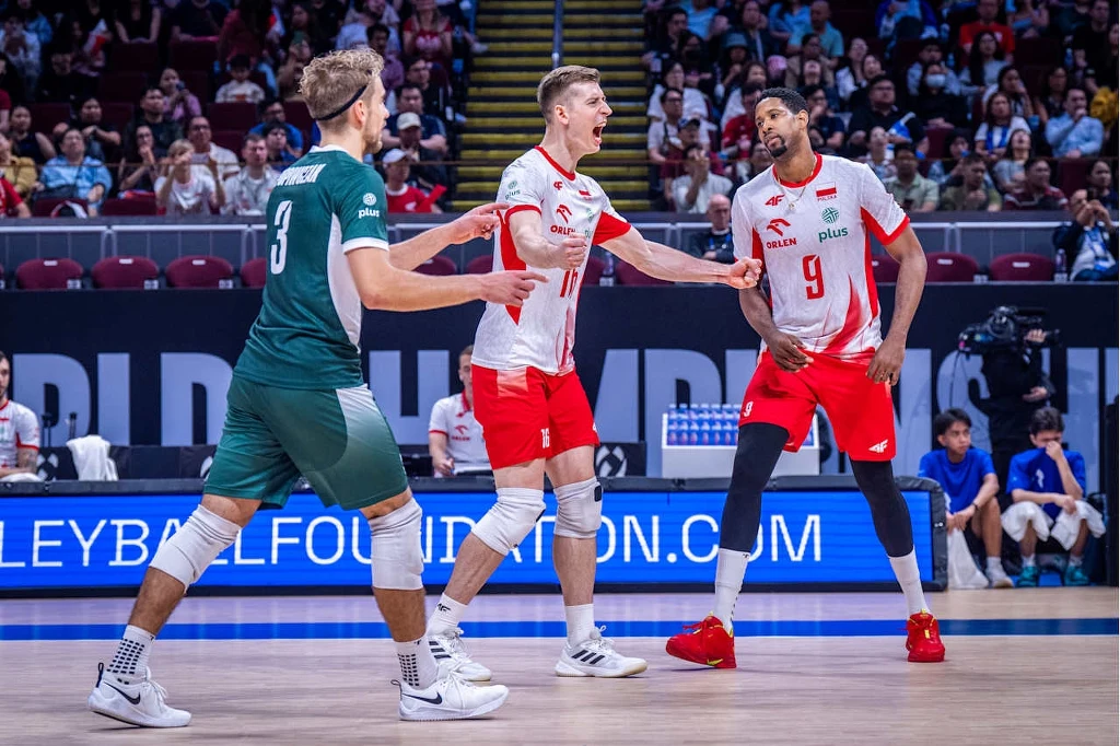 Kamil Semeniuk (w środku) w reprezentacji Polski Kamil Semeniuk (w środku) w reprezentacji Polski