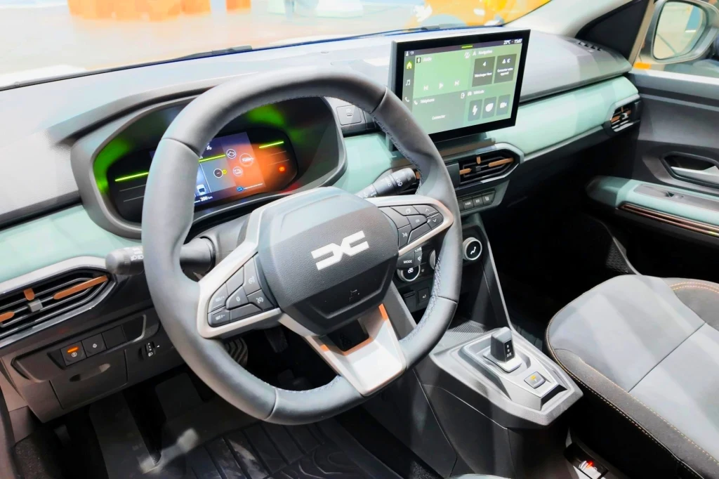 W ramach modernizacji wewnątrz pojawiła się nowa kierownica oraz 10-calowy ekran multimediów. Nowoczesne wnętrze samochodu z cyfrowym kokpitem, dużym centralnym ekranem dotykowym, minimalistyczną deską rozdzielczą oraz kierownicą z logo producenta, fotele i maty podłogowe wykończone wysokiej jakości materiałami.