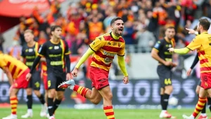 Sergi Lozano cieszący się z gola w meczu z Koroną Kielce