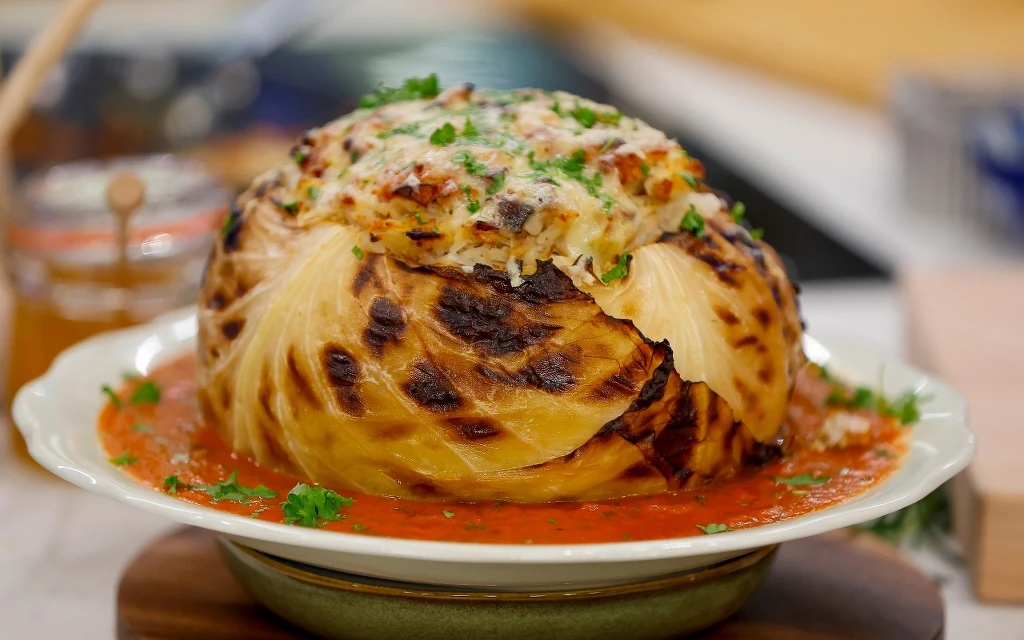 ​Gołąbki w wersji maxi, czyli włoska kapusta z mięsnym farszem. Przepis Karoliny Stolarskiej-Bigos