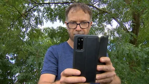 Zaskakująca prośba przyrodników. Chcą, żeby ludzie chodzili ze smartfonami
