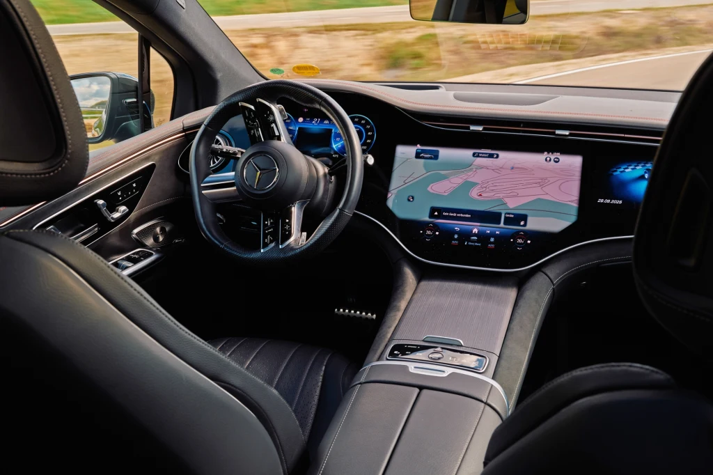 Wiele aut w Immendingen testowanych jest autonomicznie, bez konieczności korzystania z kierowców Nowoczesna kabina samochodu marki Mercedes z dużym ekranem dotykowym na konsoli centralnej, elegancką kierownicą oraz skórzanymi fotelami, wykończona luksusowymi materiałami i podświetleniem.