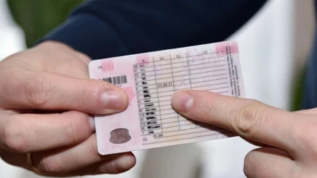 Prawo jazdy i okulary. Za ten błąd grozi mandat 1500 zł.