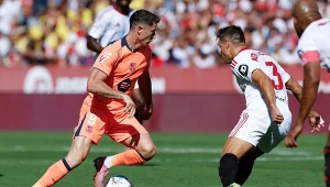 Robert Lewandowski w pojedynku z Cesarem Azpilicuetą