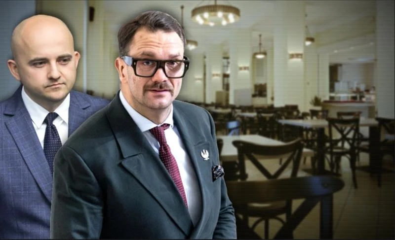 Dariusz Matecki i Łukasz Mejza Dwóch mężczyzn w garniturach stoi na tle eleganckiej, przestronnej sali restauracyjnej z pustymi krzesłami i stołami, w tle widoczne żyrandole i jasne oświetlenie.