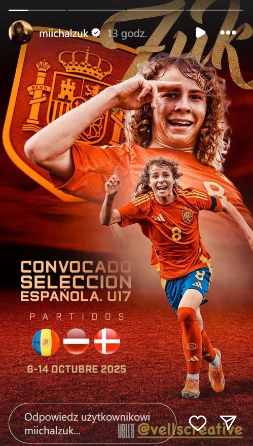 Hiszpański piłkarz młodzieżowej reprezentacji U-17 ubrany w kompletny strój drużyny narodowej podczas dynamicznego biegu z piłką na tle dużego herbu Hiszpanii oraz grafiki informującej o powołaniu do reprezentacji i meczach z Niemcami i Danią w paździe...