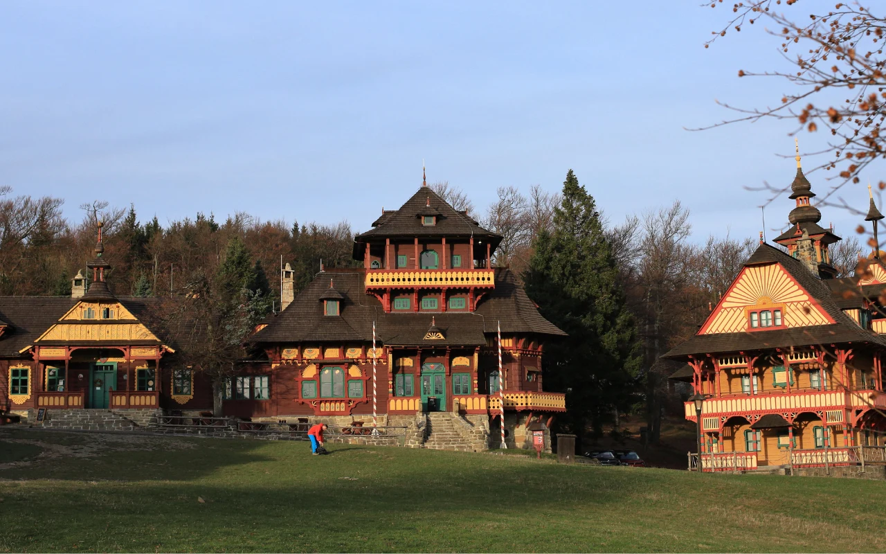 Gdzie na jesienny wypad w góry? Ta przełęcz zachwyca widokami i znajduje się tuż za polską granicą Gdzie na jesienny wypad w góry? Ta przełęcz zachwyca widokami i znajduje się tuż za polską granicą