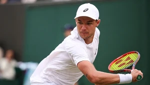 Majchrzak przełamał de Minaura w siódmym gemie. 87 minut walki o awans