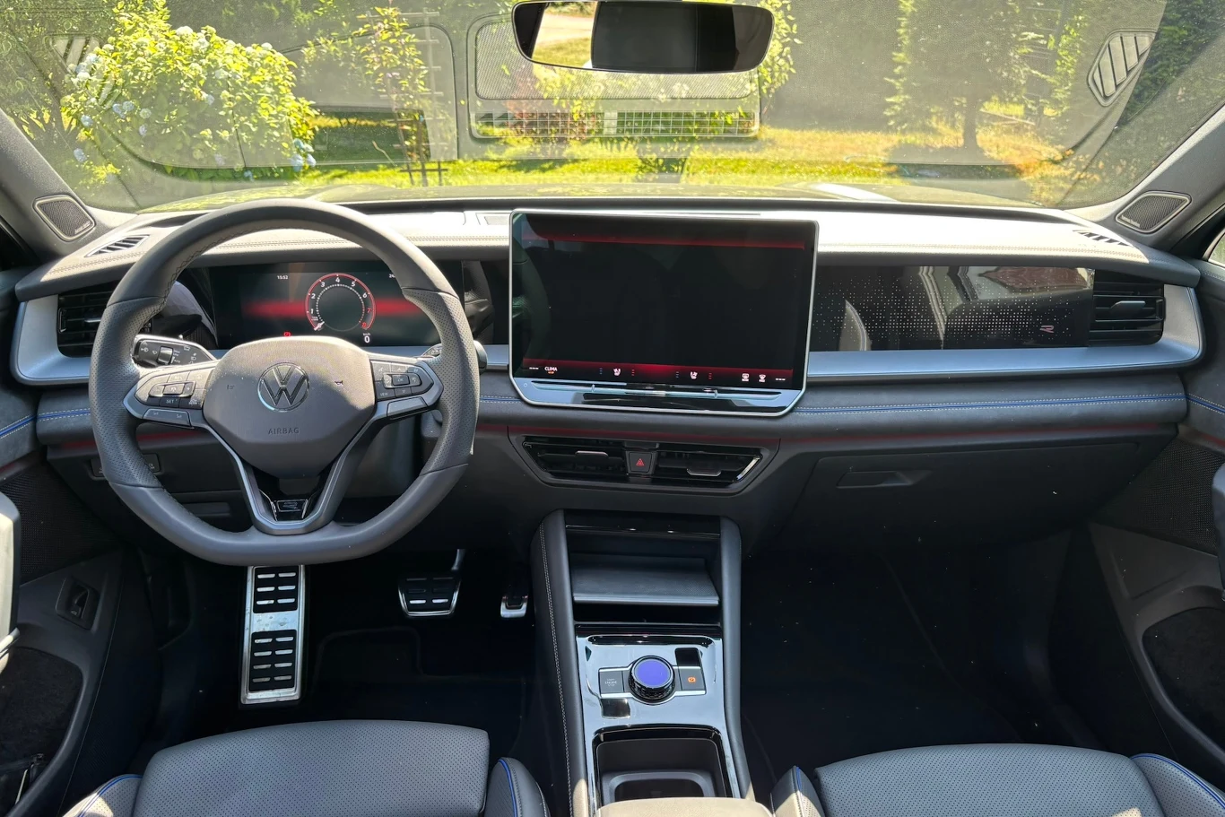 Kabina Tayrona wygląda znajomo / Fot: Tomasz Szpil Nowoczesne wnętrze samochodu marki Volkswagen z dużym ekranem na konsoli centralnej, wielofunkcyjną kierownicą i minimalistycznym designem.