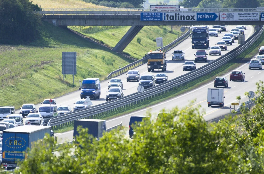 Trasa przez Czechy i Austrię, choć popularna, od lat była uciążliwa ze względu na brakujące fragmenty autostrady. Trasa przez Czechy i Austrię, choć popularna, od lat była uciążliwa ze względu na brakujące fragmenty autostrady.