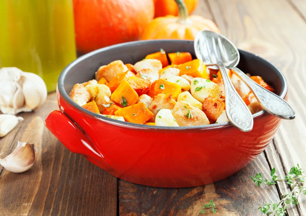 Aromatyczny gulasz dyniowy to pomysł na doskonały w smaku, rozgrzewający jesienny obiad Aromatyczny gulasz dyniowy to pomysł na doskonały w smaku, rozgrzewający jesienny obiad